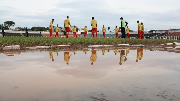 Jogadores do Taquaritinga treinam antes da partida contra o Guariba (Foto: Cleber Akamine)