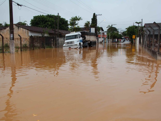 Rua foi invadida pela água do rio em Juquiá (Foto: Júpter Darwin Furquim/Arquivo Pessoal)