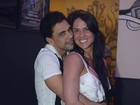 Zezé Di Camargo posa abraçadinho com Graciele Lacerda em gravação