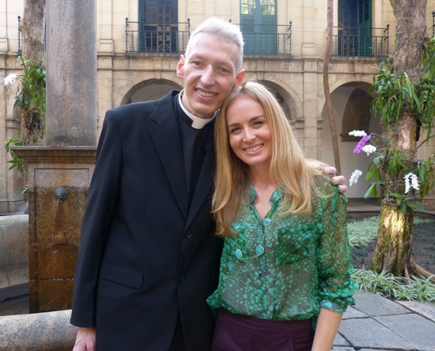 Angélica e padre Marcelo Rossi gravam no Mosteiro de São Bento (Foto: Estrelas/TV Globo)