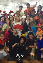 Marina Ruy Barbosa se diverte com colegas de nova novela em foto