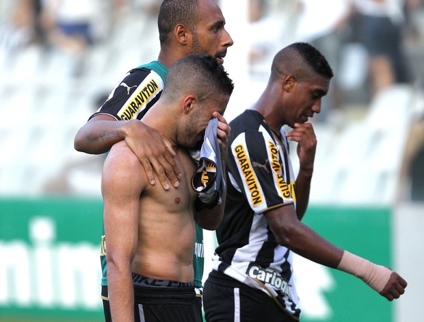 Jogadores do Botafogo contra o Santos (Foto: Michel Filho / Agência o Globo)