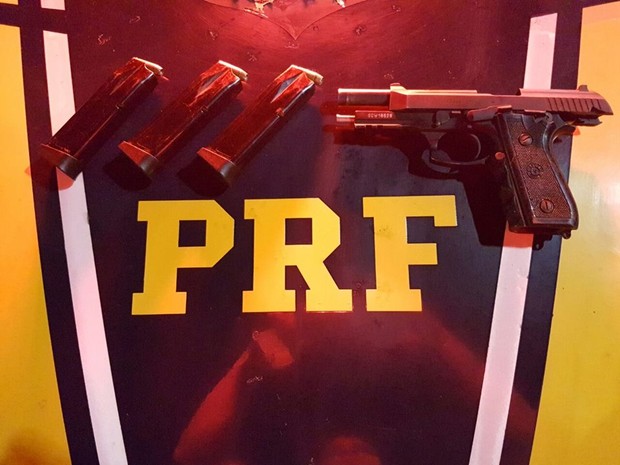 PRF encontrou arma roubada e munições (Foto: Divulgação/PRF)