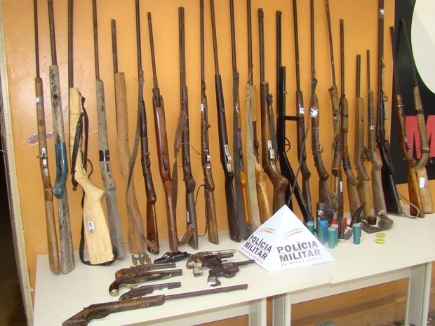 Armas são apreendidas durante operação na zona rural de Teófilo Otoni, no Vale do Mucuri, em Minas Gerais (Foto: Divulgação / Polícia Militar) Armas são apreendidas durante operação na zona rural de Teófilo Otoni, no Vale do Mucuri, em Minas Gerais (Foto: Divulgação / Polícia Militar)