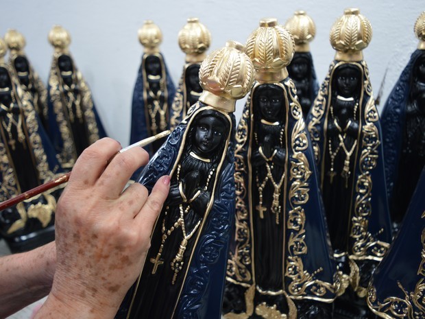 Fabrica Produz Tres Mil Imagens Por Semana De Nossa Senhora Aparecida Festa Da Padroeira 2016 G1