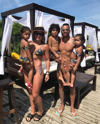 Dentinho e Dani Souza posa com a família (Foto: Reprodução/Instagram)