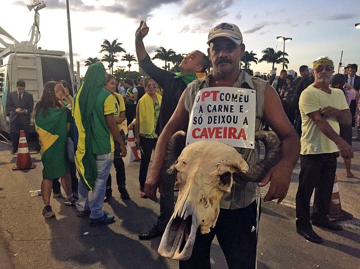 O desempregado José Ferreira com crânio de búfalo em protesto na Esplanada nesta quinta-feira (17)