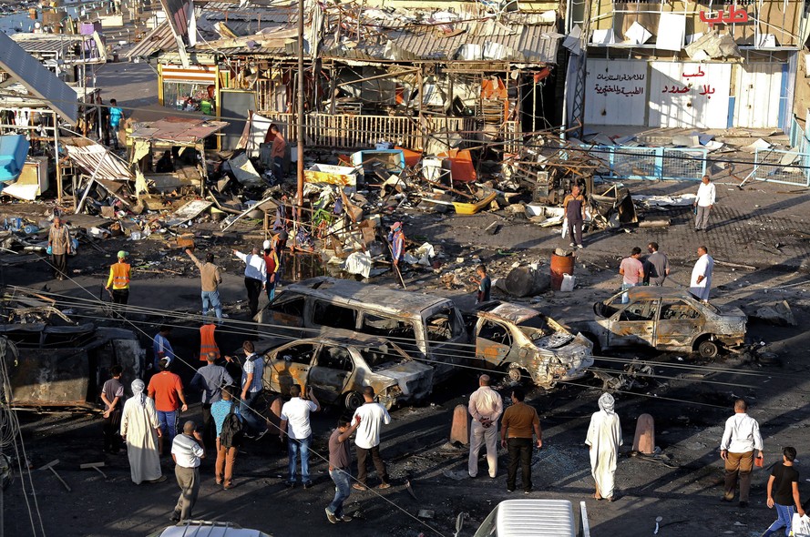 Centro comercial em bairro xiita de Bagdá, capital do Iraque, amanhece destruído após explosão de dois carros-bomba . Ao menos 51 pessoas morreram. Atentado foi perpetrado por sunitas do Estado Islâmico, que tomaram controle do norte e oeste do país