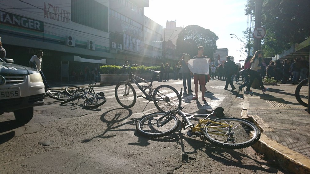 Em Bauru, manifestantes também se reúnem em frente à Câmara Municipal (Foto: Renata Marconi / G1)