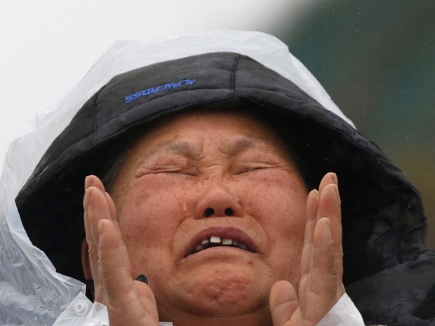 Parente de vítima do naufrágio chora à espera de notícias do resgate (Foto: Kim Hong-Ji /Reuters)