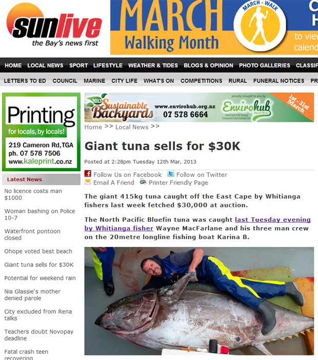 Membro da tripulação Dan Walsh deita ao lado de atum gigante, pescado na Nova Zelândia (Foto: Reprodução)