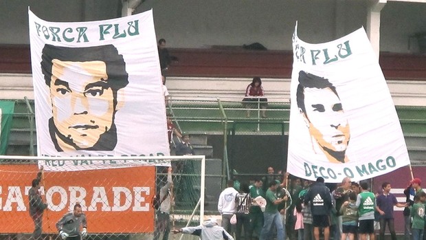 Bandeiras Fred e Deco (Foto: Edgard Maciel de Sá / Globoesporte.com)