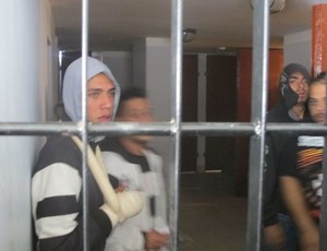 Corinthianos presos em Oruro (Foto: Diego Ribeiro / globoesporte.com)
