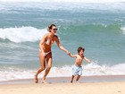 Letícia Birkheuer se diverte em praia do Rio com o filho