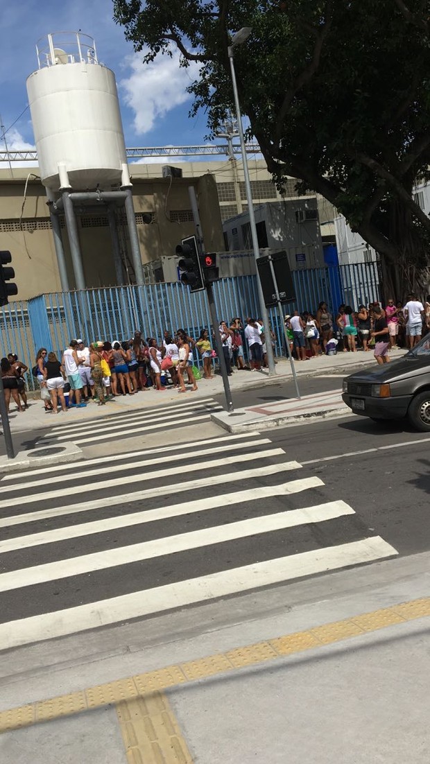 Público faz fila para acompanhar ensaio geral da Grande Rio com a presença de Ivete Sangalo (Foto: Reprodução/Instagram)