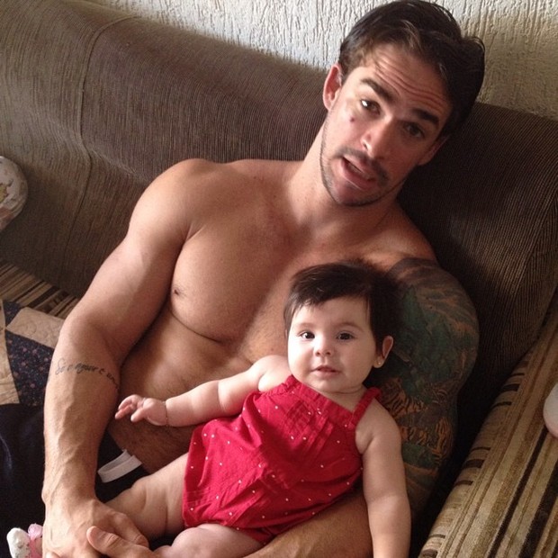Ex-BBB Rodrigo com a filha (Foto: Instagram / Reprodução)