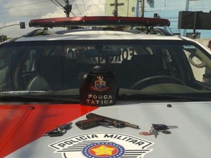 Quatro são detidos com carro roubado após perseguição em Jacareí (Foto: Divulgação/Polícia Militar)