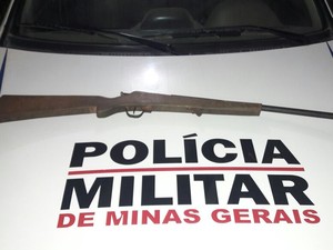 Arma teria sido usada no assassinato da jovem de 17 anos (Foto: Divulgação / PM)