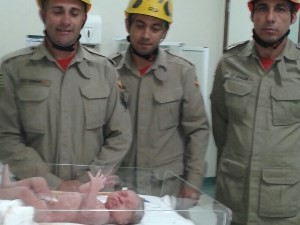Bombeiros levam bebê a hospital após parto em banheiro em Cristalina, Goiás (Foto: Divulgação/ Corpo de Bombeiros)