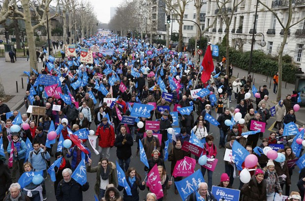 Manifestantes protestam contra casamento gay em Paris (Foto: Benoit Tessier/Reuters)