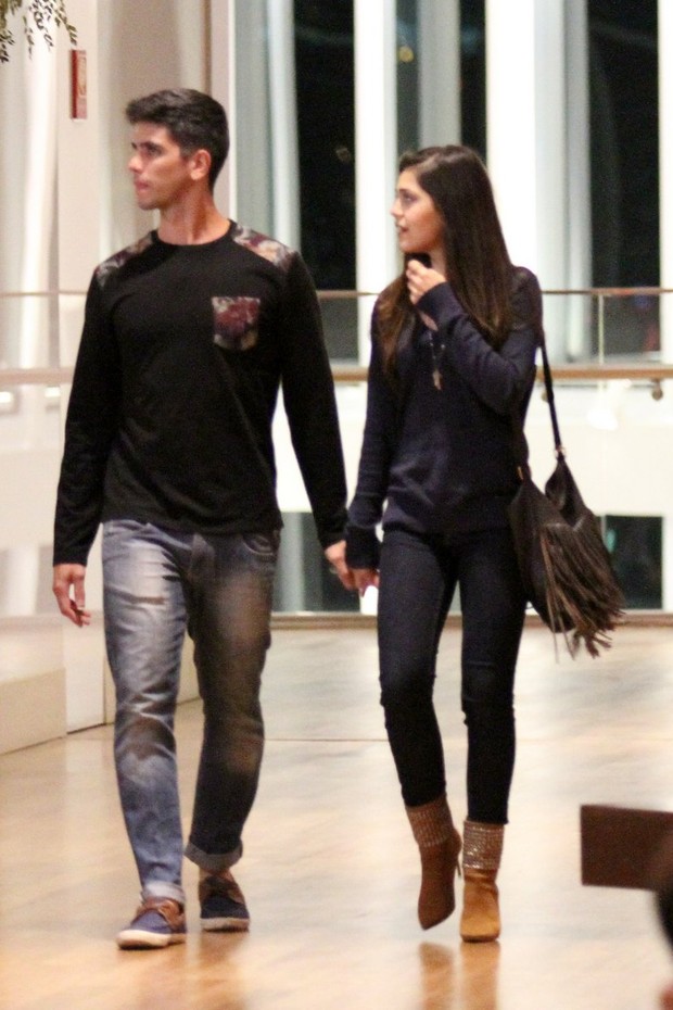 Jessika Alves com o namorado em shopping do Rio (Foto: Johnson Parraguez/Foto Rio News)