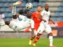Substituto de Eto'o brilha com belo gol, se lesiona no lance, e Camarões vence