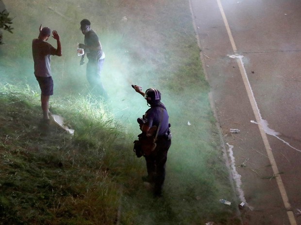 Policiais usam gás de pimenta contra manifestante em St. Paul, Minnesota (Foto: Adam Bettcher/Reuters)