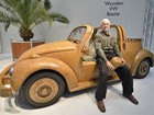 Bósnio exibe Fusca feito de madeira em salão de automóvel na Alemanha