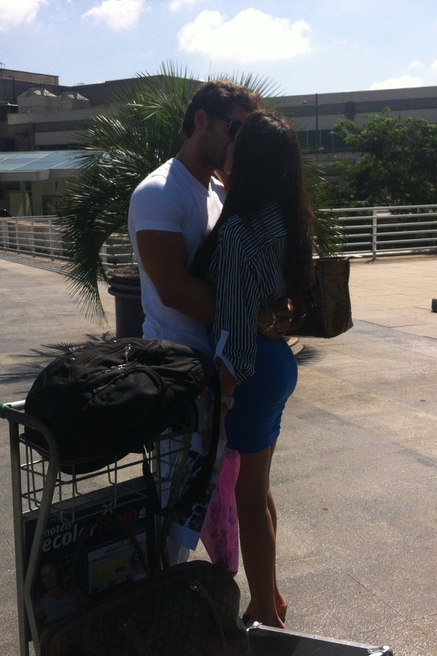 Kamilla e Eliéser aos beijos (Foto: Divulgação)