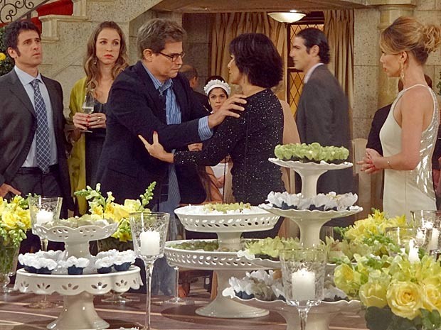 Felipe paga mico e cai nos braços de Roberta (Foto: Guerra dos Sexos / TV Globo)
