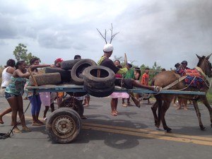 Moradores chegaram a levar pneus em carroça para queimar na pista (Foto: Juliana Barros/G1)