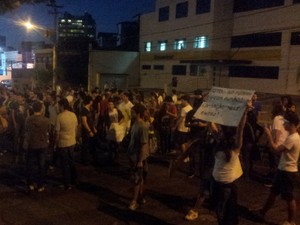 Manifestantes param Avenida Dr. Paulo de Moraes em Piracicaba contra aumento da tarifa de ônibus (Foto: Fernanda Zanetti/G1)