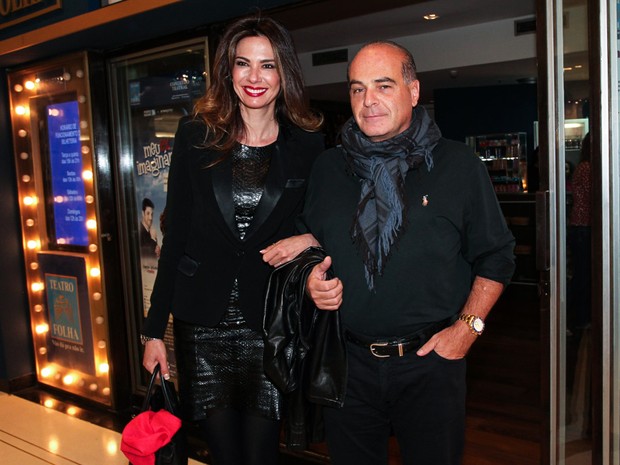 Luciana Gimenez com o marido, Marcelo de Carvalho, em teatro no Rio (Foto: Manuela Scarpa/ Foto Rio News)