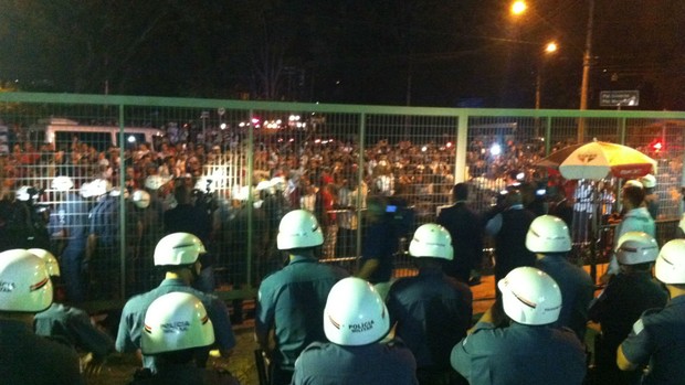 Torcedores do São Paulo protestam em frente ao Morumbi (Foto: Carlos Augusto Ferrari)