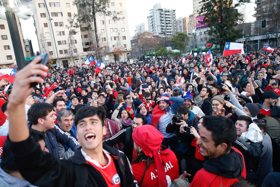 Torcida do Chile invade as ruas de Santiago após ida à final da Copa das Confederações (Foto: Reuters)