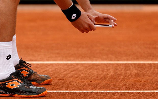 Sergiy Stakhovsky tênis contesta juiz Roland Garros foto celular (Foto: AP)