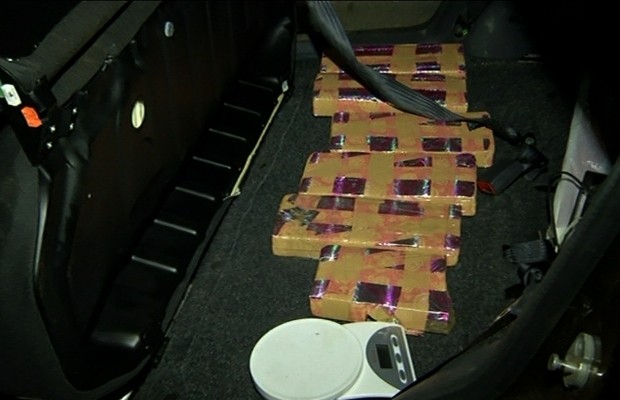 Polícia encontrou droga escondida dentro de carro junto com balança de precisão, em Anápolis, Goiás (Foto: Reprodução/TV Anhanguera)