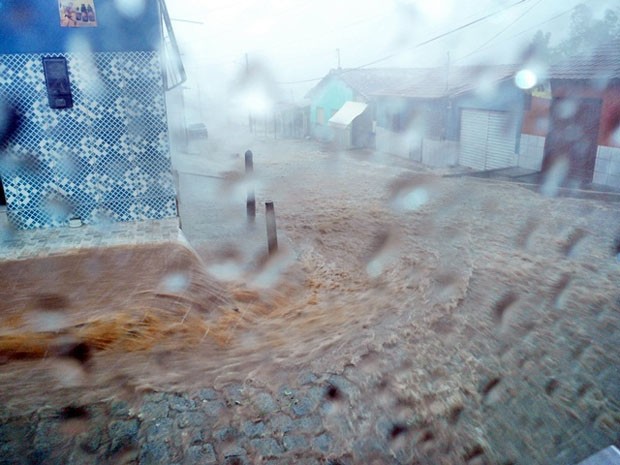 chuva em itagimirim; bahia (Foto: Rafael Amaral / Rastro 101)