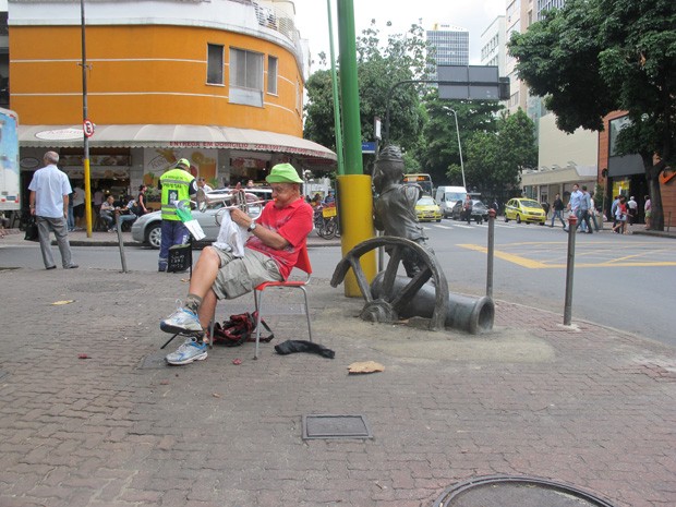 Joca do Trombona, de 80 anos, toca há dez na mesma esquina de Ipanema (Foto: João Bandeira de Mello/G1)