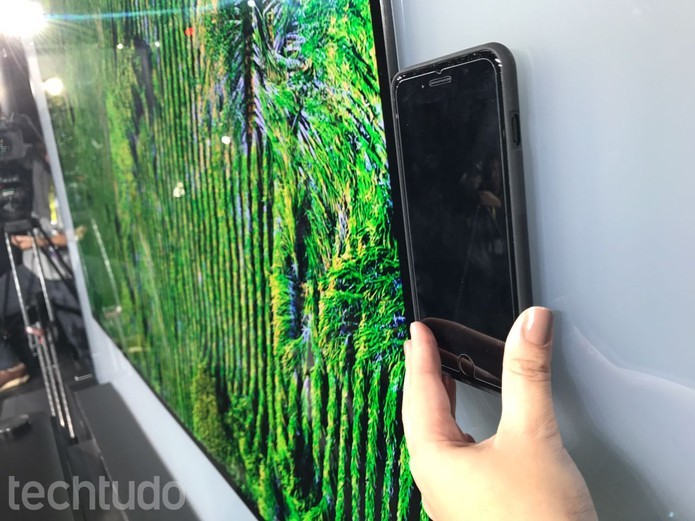 lg_md_001LG Signature - OLED TV W é quase tão fina quando um iPhone 7 (Foto: Anna Kellen Bull/TechTudo)
