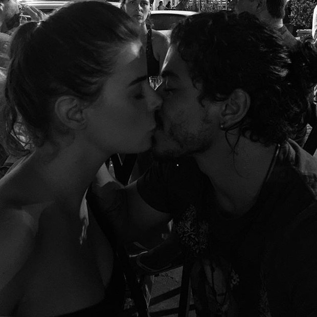 Rayanne Morais e Douglas Sampaio se beijam (Foto: Instagram/ Reprodução)