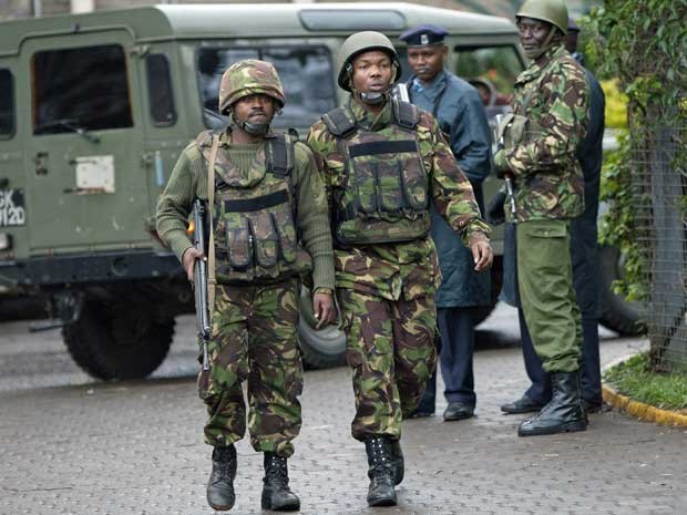 Soldados do exército queniano patrulham região onde está localizado o prédio invadido po rterroristas. (Foto: Sayyid Azim Curtis / AP Photo)