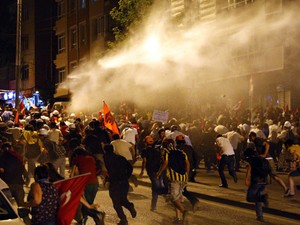 Manifestantes são dispersados durante protesto na noite desta terça-feira (25) em Ancara, capital da Turquia (Foto: Reuters)