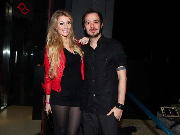 Ex-BBB Max Porto com a namorada, Ariane Cerqueira, em inauguração de casa noturna em São Paulo (Foto: Manuela Scarpa e Marcos Ribas/ Foto Rio News)