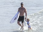 Chris Hemsworth exibe físico sarado em praia na Austrália