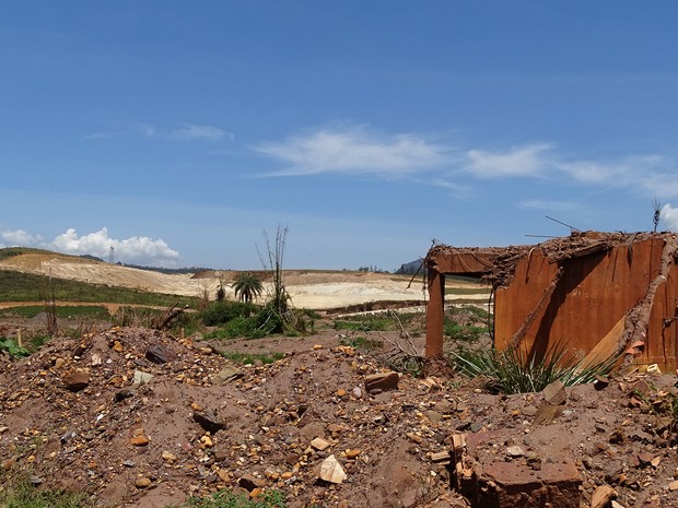 Na área de Bento Rodrigues, diques são construídos para evitar carreamento de rejeito (Foto: Raquel Freitas/G1)