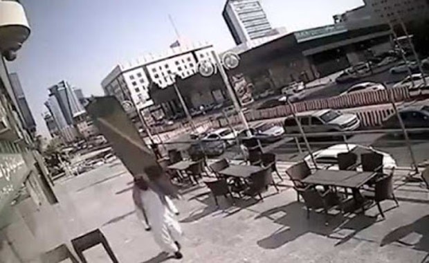 Vídeo mostra pedestre escapando de acidente incrível na Arábia Saudita (Foto: Reprodução/YouTube/يوتيوب توب)