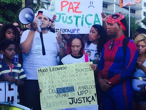 Outra mãe chamada Fátima compareceu ao protesto e lembrou a morte do filho Hugo Leonardo, ocorrida em abril de 2012 (Foto: Daniel Silveira / G1)