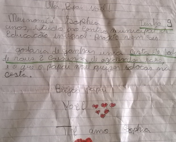 Carta diz que garota quer 'ganhar uma cesta com bala Halls, dois pacotes de azedinhas Halls e o que o Papai Noel colocar na cesta' (Foto: Aline Silveira Braga/VC no G1)