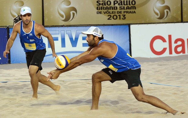 Bruno Schmidt e Pedro Solberg garantem presença brasileira na semi de SP (Foto: Divulgação/FIVB)